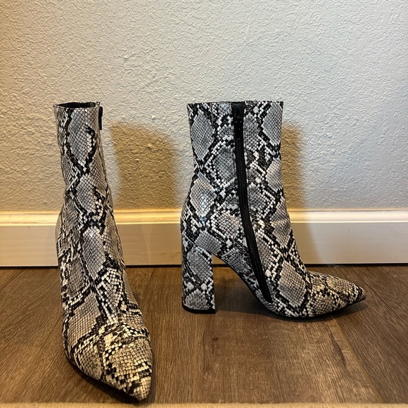 Snake print boots - Picture 2 of 7